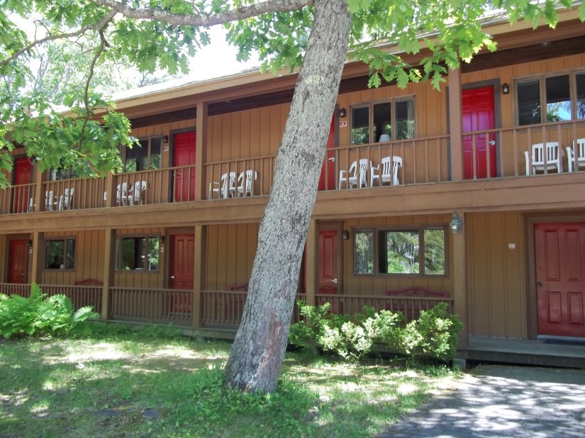The motel building at Wiscasset Woods Lodge in Midcoast Maine.